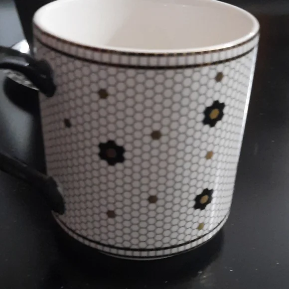 Tiled Margot Monogram Mug Q - Picture 5 of 7
